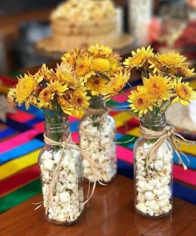 Flores do campo e pipoca na decoração junina