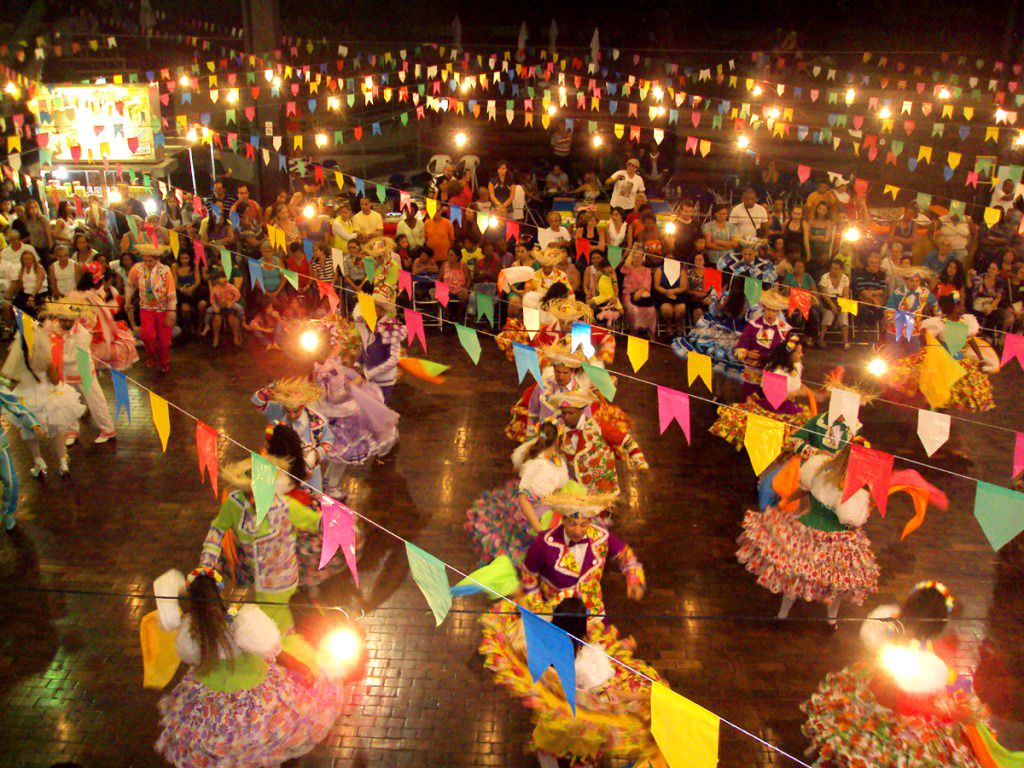 Bandeirinhas, música e quadrilha de festa junina