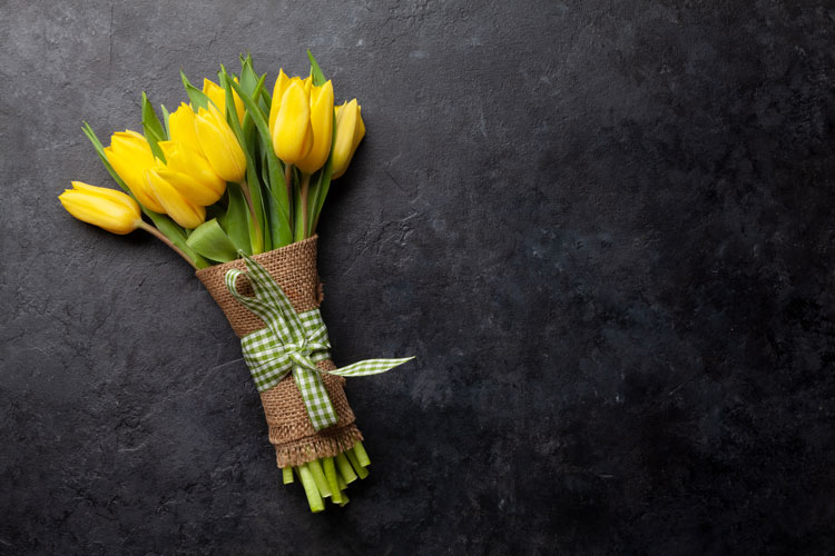Ideias de presente para primeiro ano de namoro: buquê de tulipas