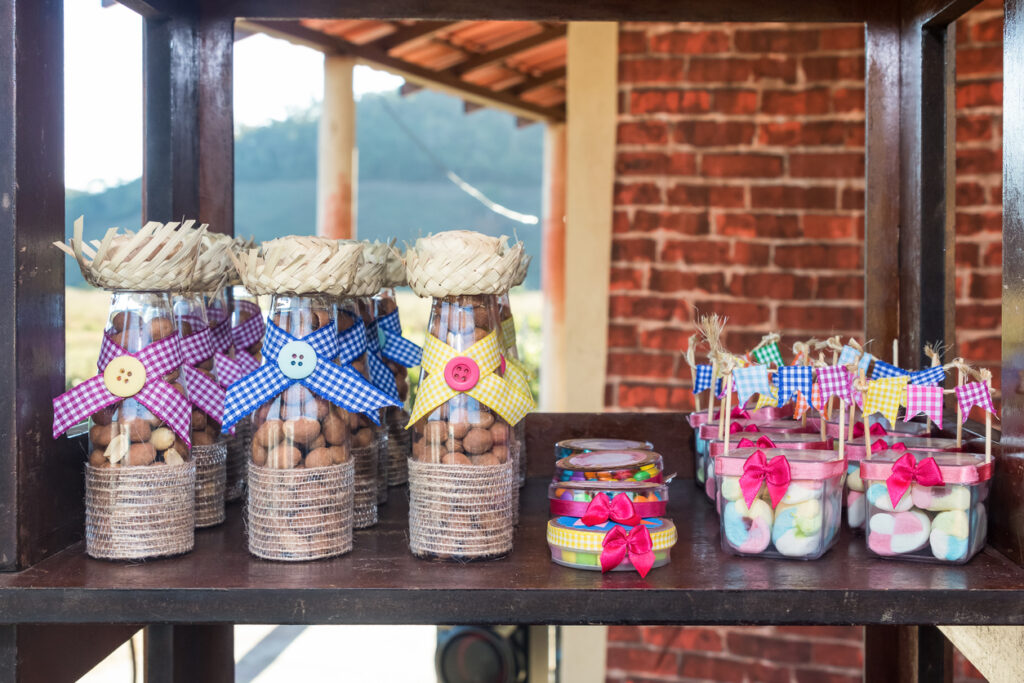 Garrafinhas e potinhos de doces decorados para lembrancinhas de festa junina